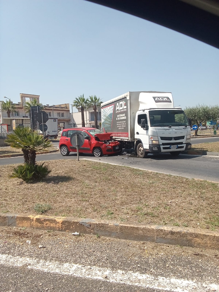 Vittoria, scontro auto-tir: un ferito