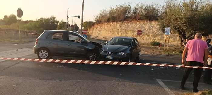 Vittoria, il semaforo non funziona: scontro violento tra due auto