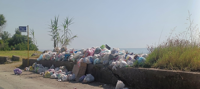 Fiumefreddo: quel che resta nel lungomare di Marina di Cottone dopo la domenica