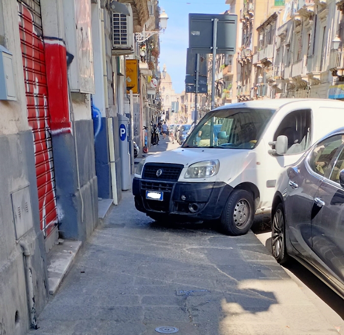 Incivilt&agrave; a Catania: &laquo;Welcome To Favelas&raquo;