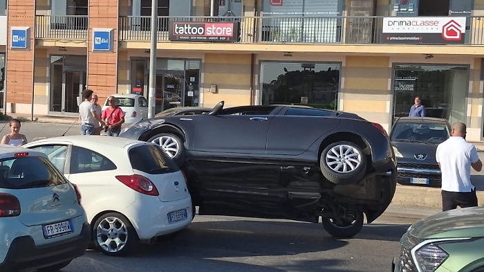 Modica, finisce con l'auto in bilico addosso a un'altra vettura