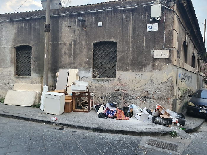 Catania: discarica di fronte la casa museo del Vaccarini