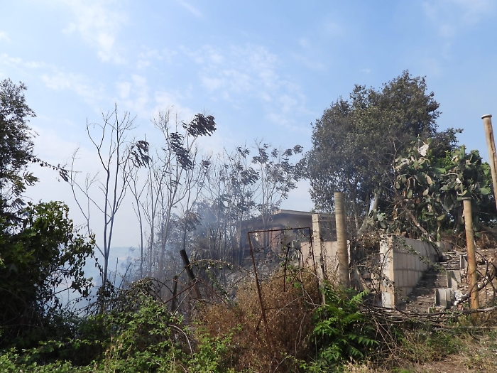 Acate, incendio minaccia due abitazioni in contrada Lippia