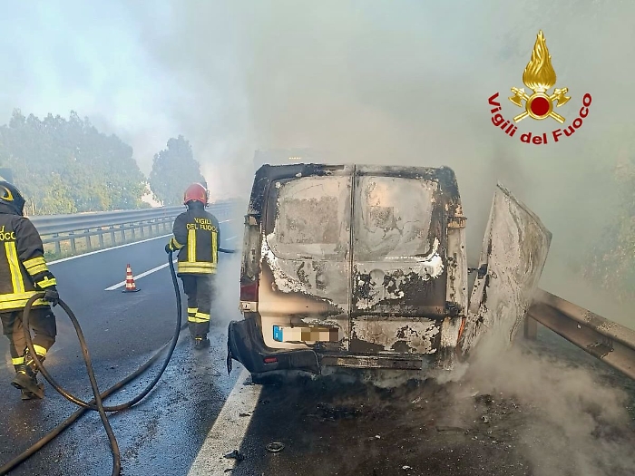 Furgone in fiamme sull'A19: chiusura temporanea tra Motta Sant'Anastasia e Gerbini