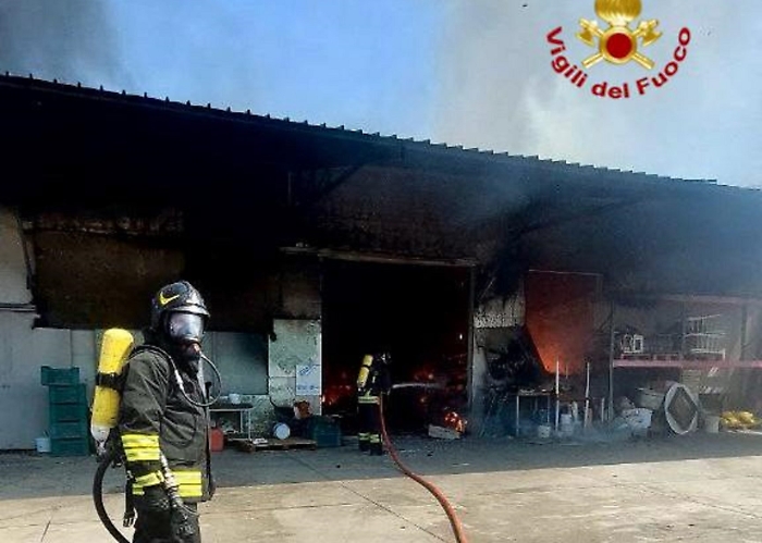 Paura in un agriturismo a Grammichele per un incendio: persone evacuate