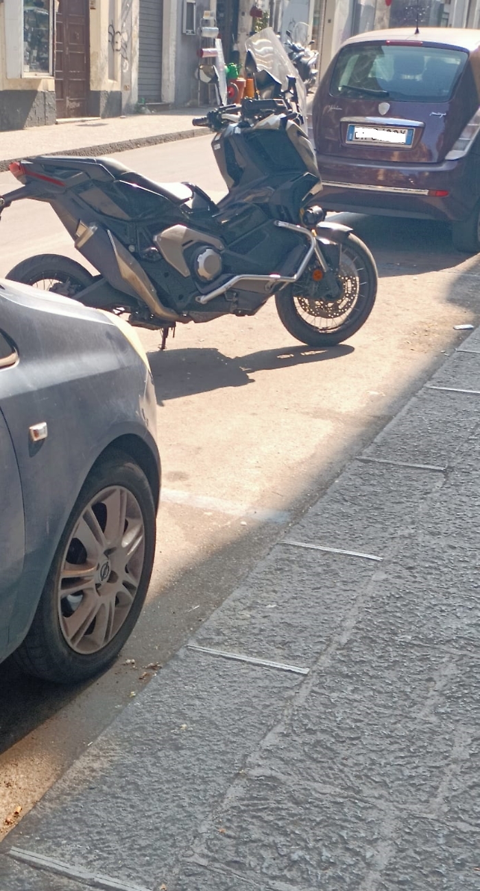 Catania: scooter in sosta negli stalli per le auto