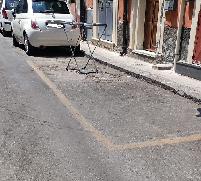 Catania: stendino &laquo;posteggiato&raquo; nello stallo per disabili