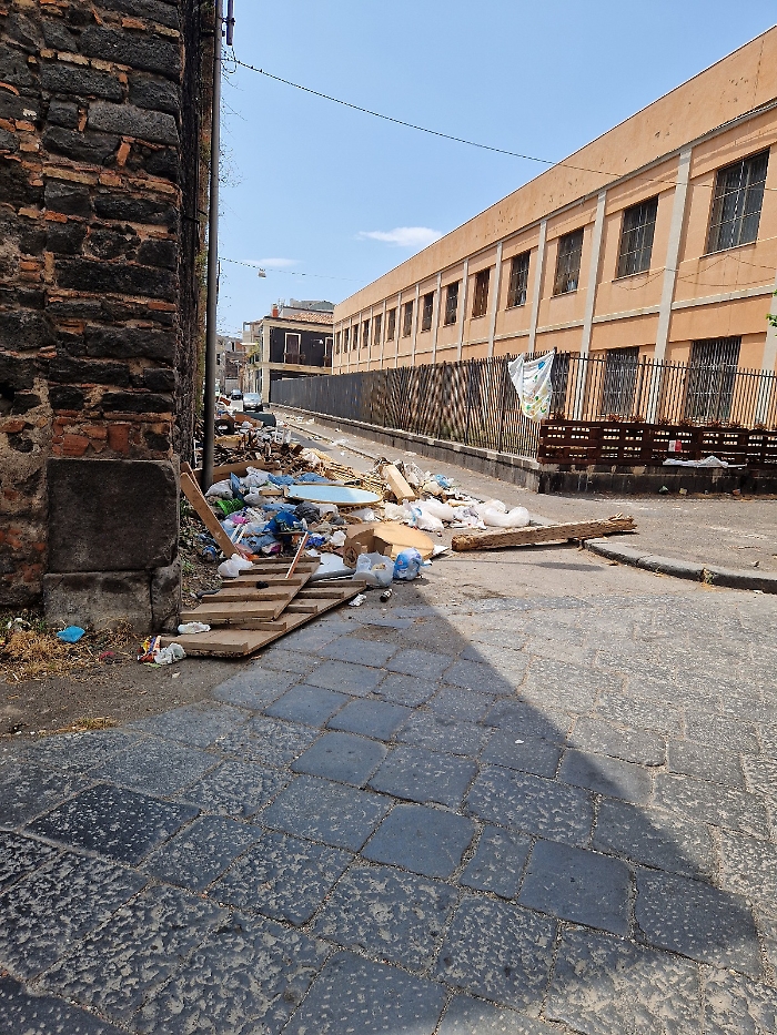 Mega-discarica abusiva in progress al centro di Catania