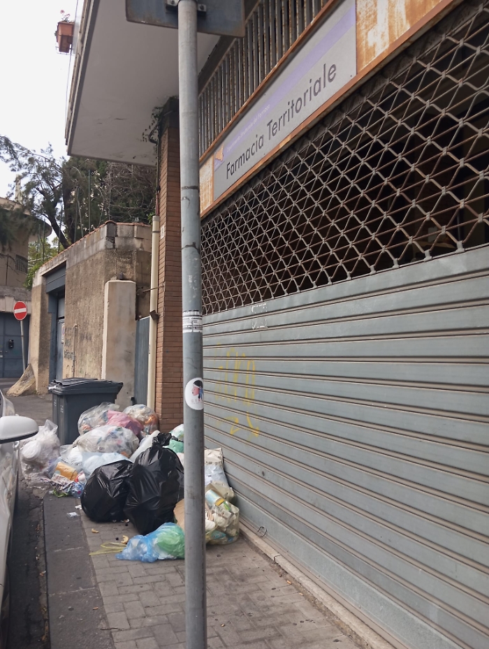 Catania: cumulo di rifiuti a ridosso della farmacia territoriale di Piazza Lanza