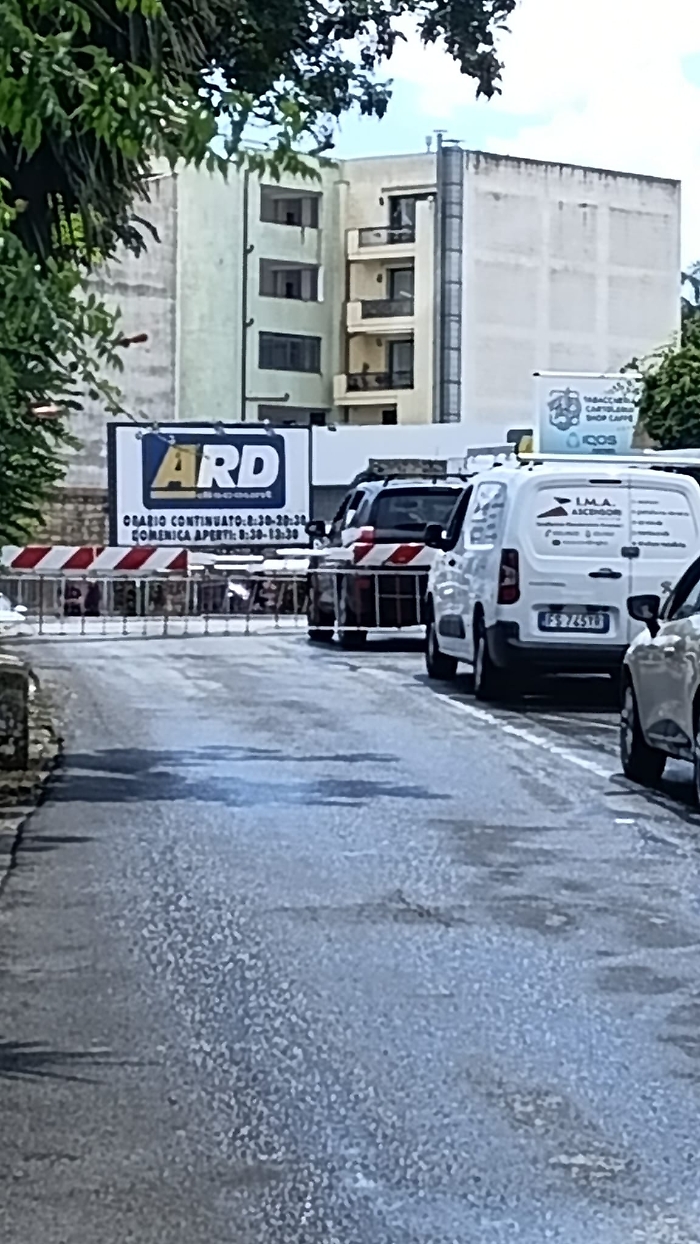 Vittoria, resta con l'auto dentro il passaggio a livello: evitato il peggio (video)