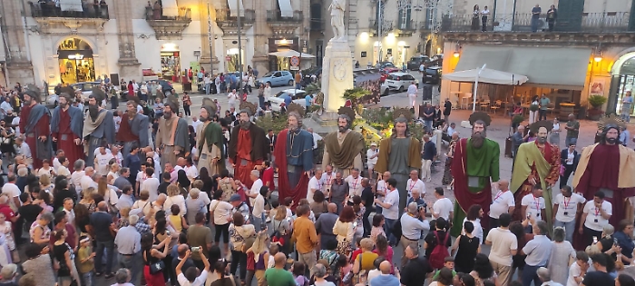 Modica, un trionfo la sfilata dei "Santoni di San Pietro"