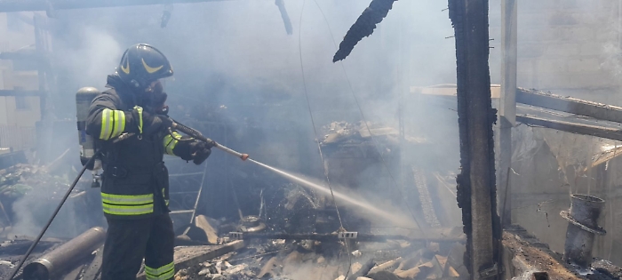 Vittoria, domato l'incendio in via Manzoni