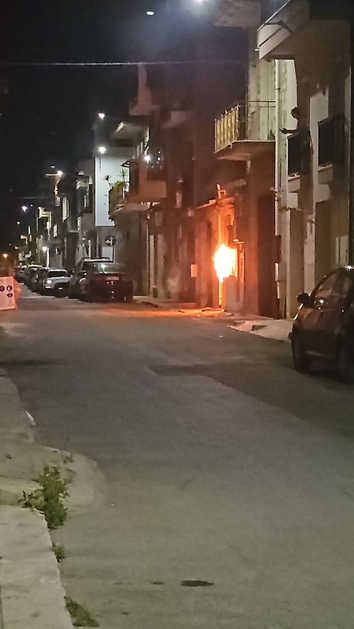 Vittoria, cabina elettrica in fiamme (video)