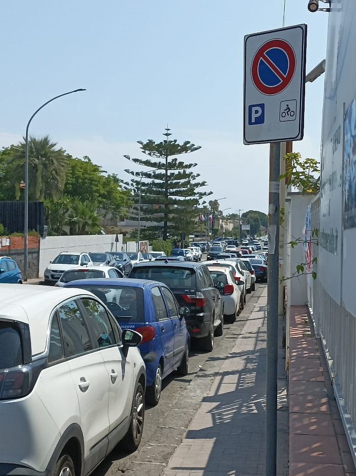 Aci Castello: auto posteggiate nello spazio riservato alle moto
