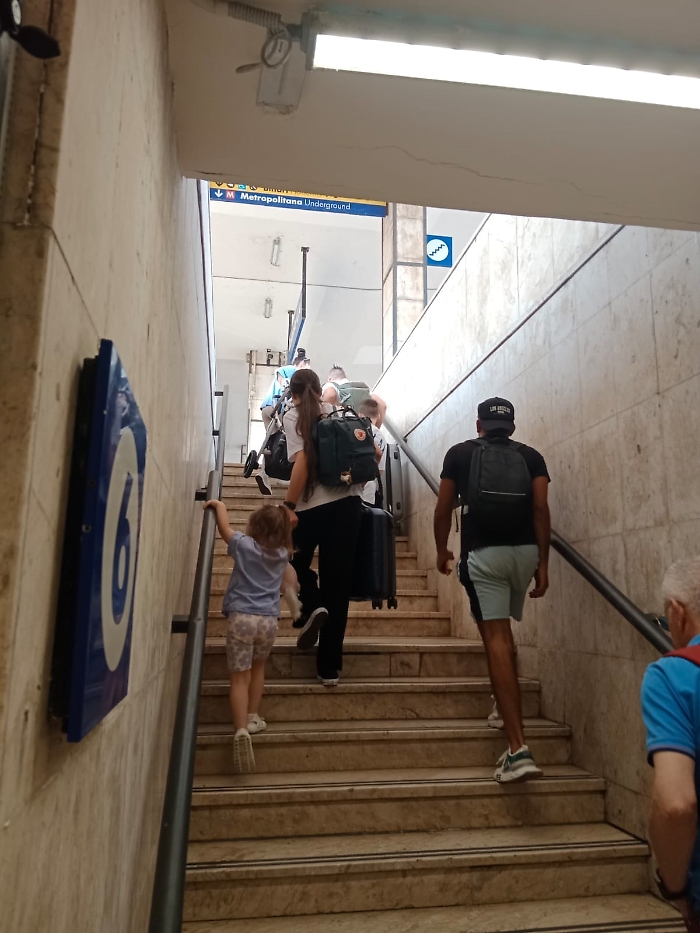 Scene di normale incivilt&agrave; alla stazione centrale di Catania
