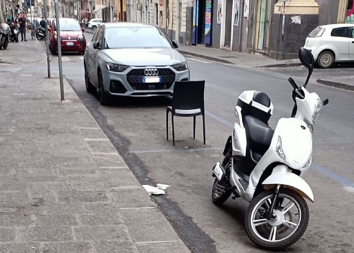 Catania. Abuso delle strisce blu in Via Garibaldi: residenti impotenti