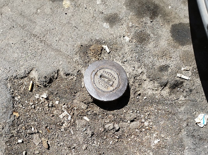 Catania: in via Milano buca con tombino sporgente mette a rischio pedoni e veicoli
