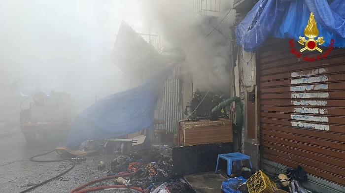 Deposito in fiamme a Palermo: si indaga sulle cause dell'incendio