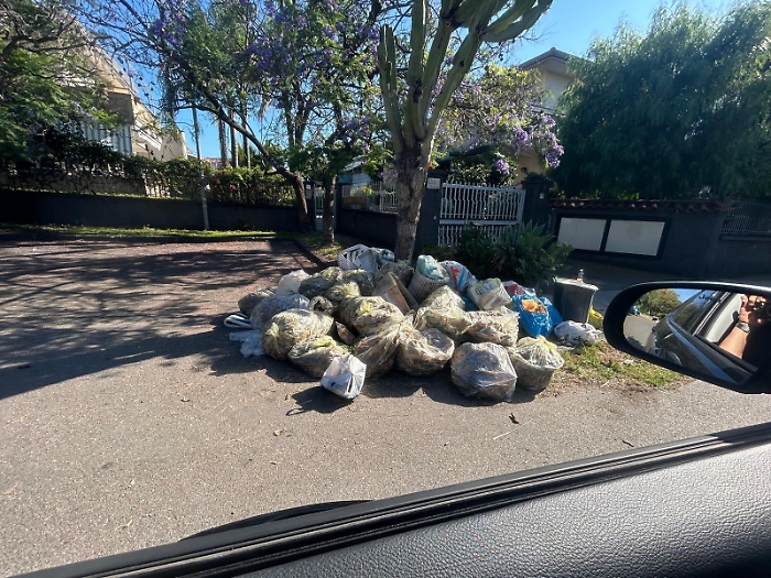 Riposto. Torre Archirafi sommersa dalla spazzatura