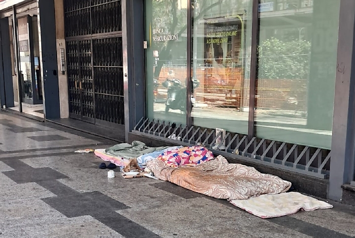 Il giaciglio sotto i portici: un ricordo amaro di Catania