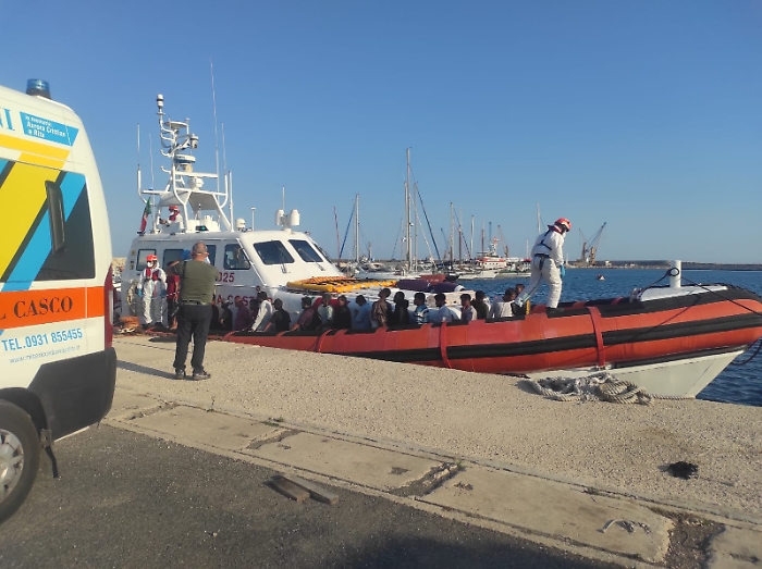 Pozzallo, sbarcati 44 migranti provenienti dal Bangladesh. Una persona ricoverata in ospedale (video)
