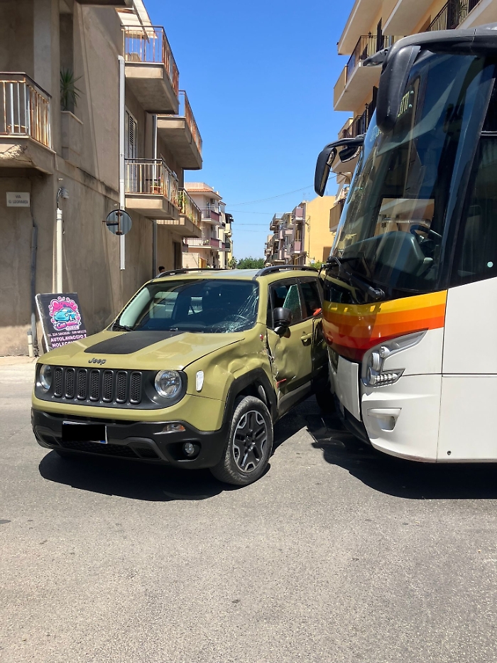 Vittoria, scontro autobus-suv: un ferito lieve