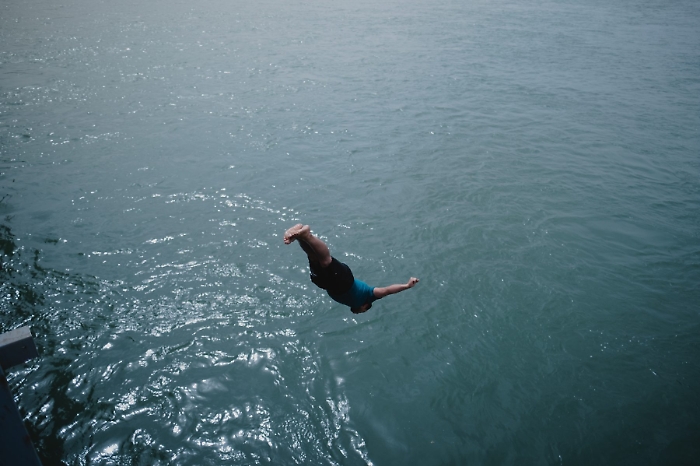Picchia un coetaneo e gli ruba lo scooter: braccato dalla polizia, si tuffa in mare per la fuga ma non basta
