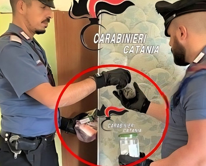 Fermato in strada per un controllo tenta di nascondere le chiavi di casa dove deteneva droga: arrestato