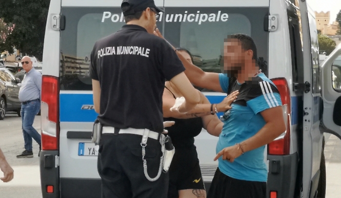 Aggressione a Palermo: due agenti della polizia municipale picchiati da parcheggiatore abusivo