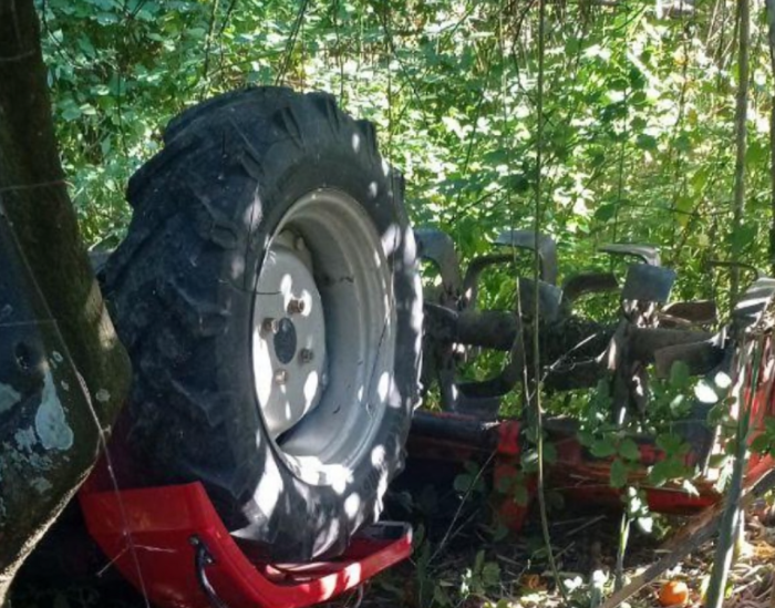 Il trattore si ribalta e schiaccia, uccidendolo, il 37enne che era alla guida