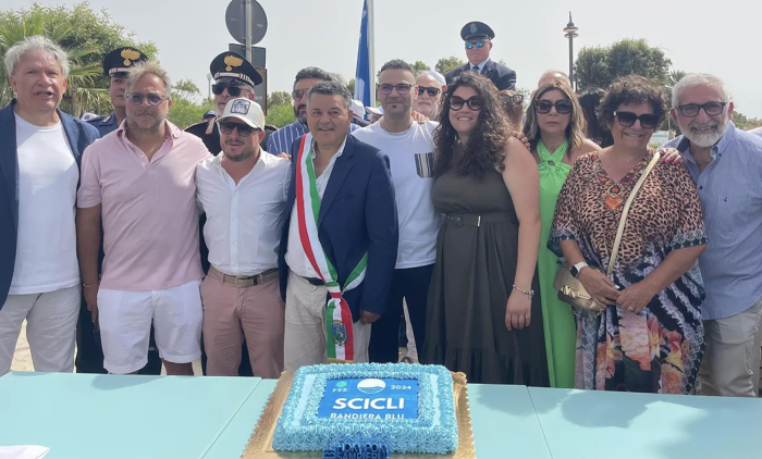 Sampieri e la bandiera blu, cerimonia dopo avere ottenuto il riconoscimento per il secondo anno consecutivo