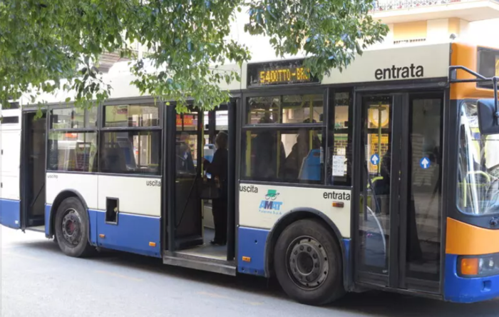 Botte da orbi ad autista Amat bloccato da una macchina in doppia fila