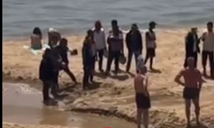 Sbarco di migranti tra i bagnanti di Avola: sono arrivati a riva con una piccola imbarcazione