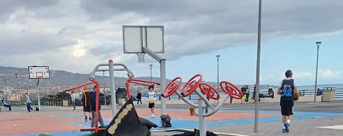 Insidie nel Parco Giochi di piazza Battiato: bambina cade, genitori preoccupati per la sicurezza