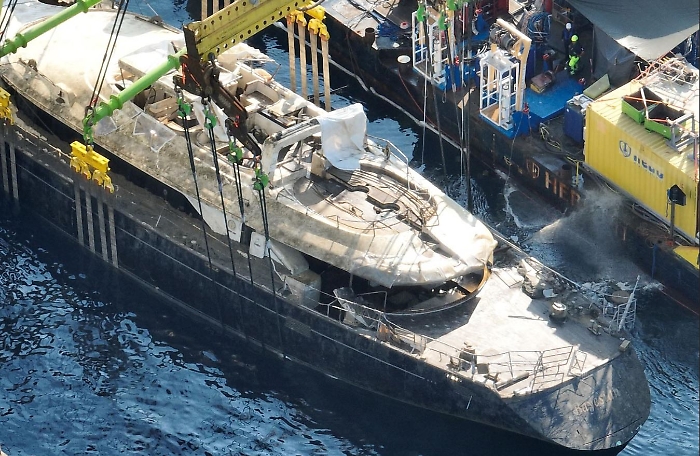 Il relitto del Bayesian arrivato a Termini Imerese: ora &egrave; a disposizione dei periti, tante le risposte attese dagli inquirenti