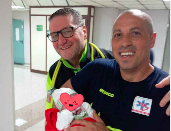 Aci Catena, bimbo nasce in ambulanza. La gioia dei soccorritori