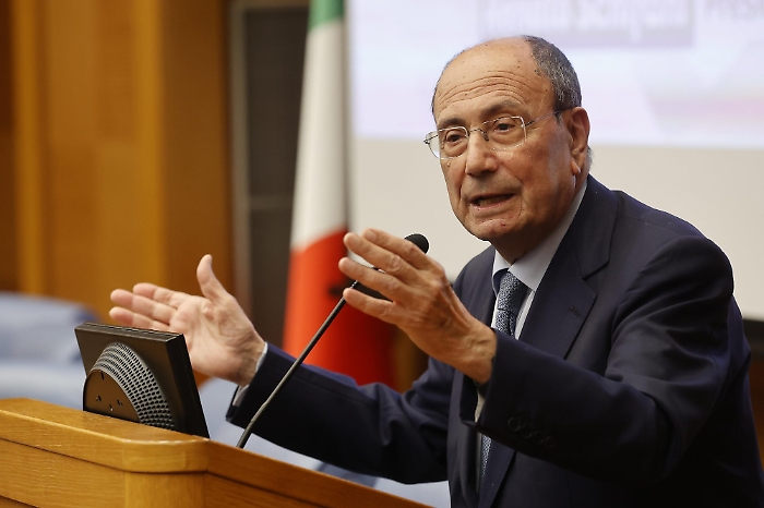 Schifani vuole le &ldquo;pagelle&rdquo; dei dirigenti regionali: &laquo;Non mi vengano a dire che sono tutti bravi, coi burocrati devo fare il maresciallo&raquo;