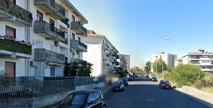 Si affaccia al balcone ed &egrave; ferita da un proiettile vagante e rischia di perdere un occhio