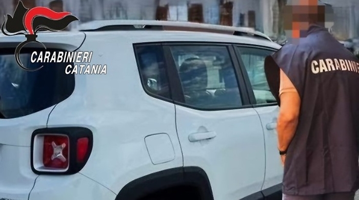 Preso mentre sta per depredare un'auto in sosta a San Berillo