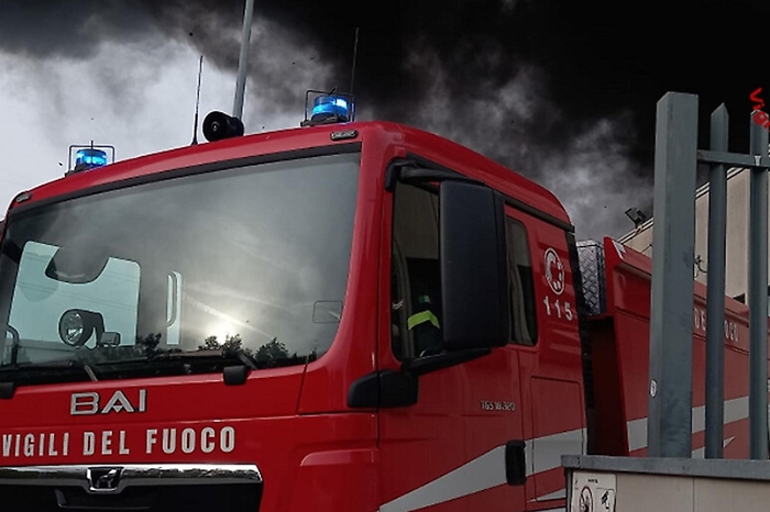 Prima un'esplosione e poi un incendio: semidistrutta una gelateria di Palermo