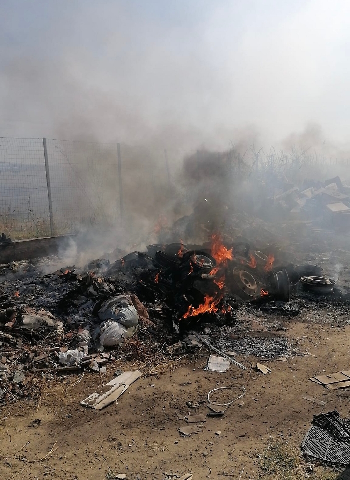 Copertoni bruciati sulla Collina di Monte P&ograve; a Catania
