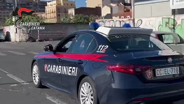 Parcheggiatore abusivo tenta di estorcere denaro ad una donna in Corso Sicilia: denunciato