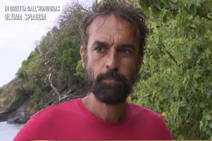 Dino Giarrusso, gossip e liti. I racconti, "ho avuto 500 donne", e lo scontro con Vallesi: "Sei insopportabile, hai solo rotto i co****ni".