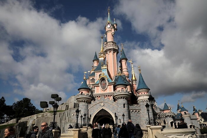 Affitta Disneyland per la festa di nozze ma la "sposa" ha 9 anni: lui arrestato, i 100 invitati mandati a casa