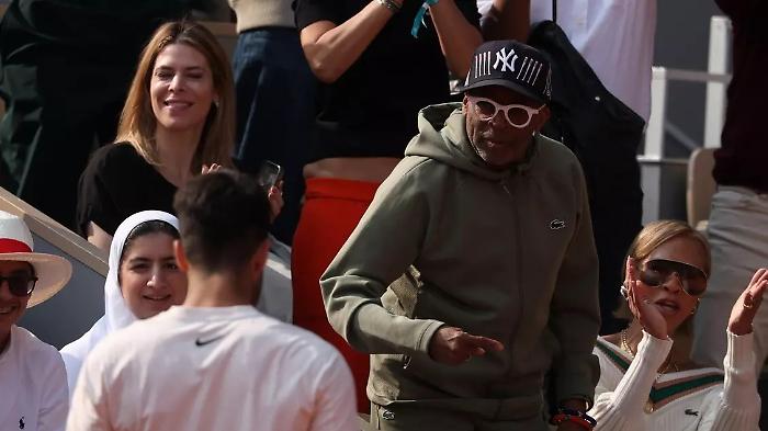 Spike Lee e il tifo sfegatato per Alcaraz e contro Sinner al Rolando Garros