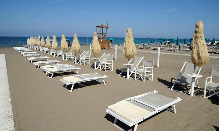 Lettini e ombrelloni: nell'estate 2025 aumenti per la spiagge siciliane ma restano le meno care di tutta l'Italia