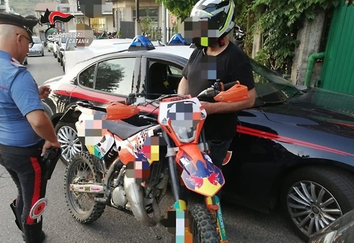 Sulla moto enduro senza assicurazione, n&eacute; revisione, n&eacute; targa e (in un caso) senza patente: multe salatissime dei carabinieri