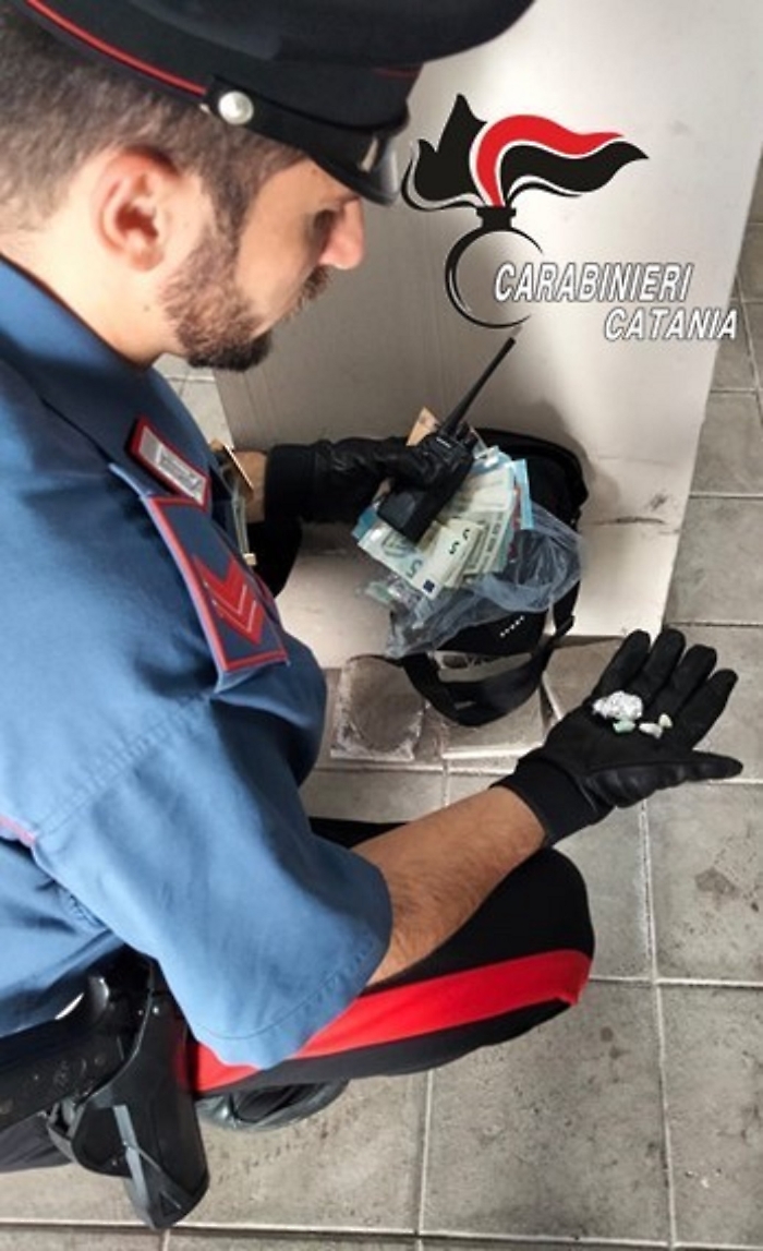 "Pizzicato" dai Carabinieri con la &ldquo;roba&rdquo; nel borsello: arrestato