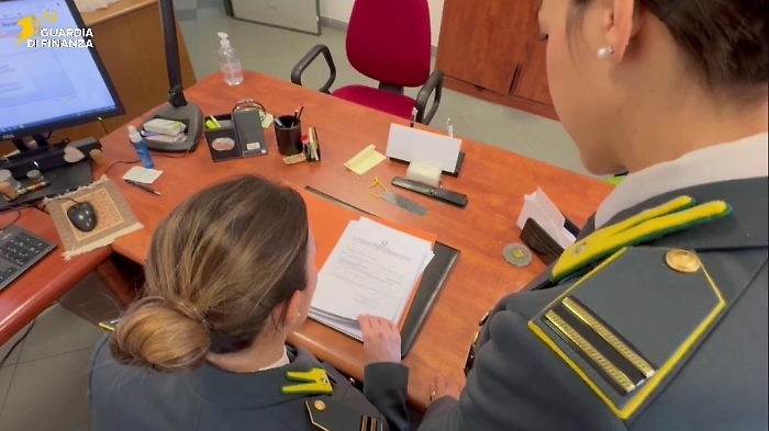 Tenta di nascondere i soldi ai creditori, imprenditore nei guai: la Gdf gli sequestra l'opificio