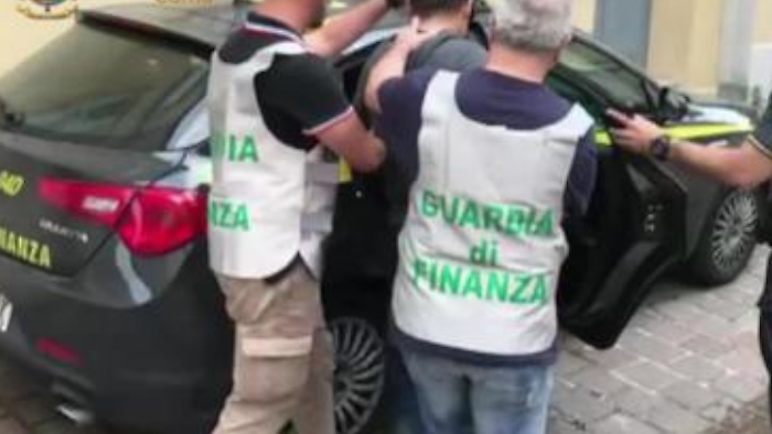 Dal &ldquo;pugile&rdquo; a &ldquo;mantellina&rdquo; fino a &ldquo;zio Pino&rdquo;: nomi (e soprannomi) degli 8 arrestati nel blitz antimafia di Catania
